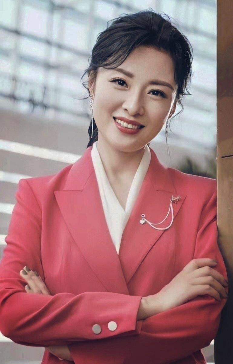 回顾央视周涛二婚嫁大8岁富豪婚后生一女今女儿比她还漂亮