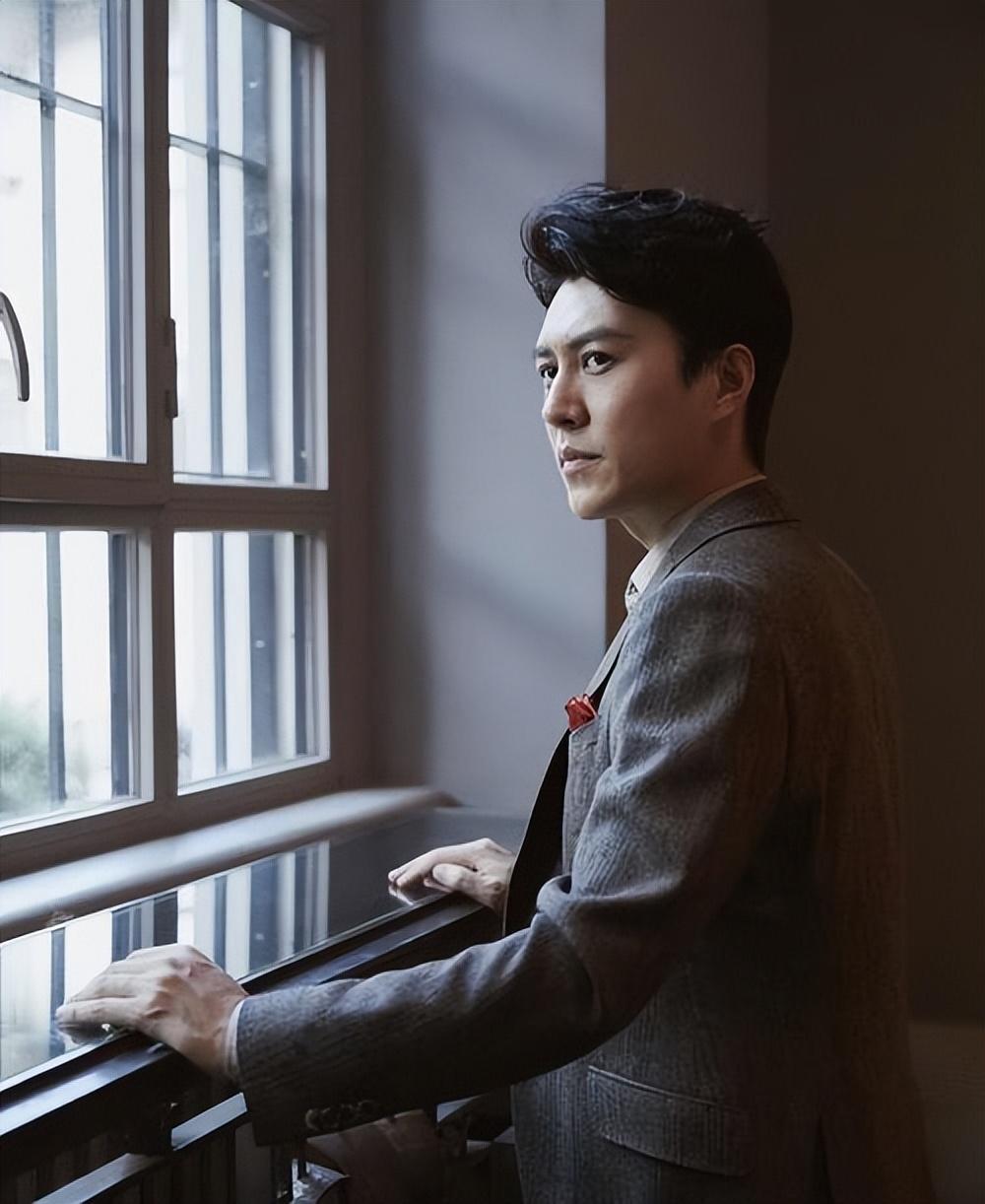 靳东参加两会!他身份好厉害,穿蓝色西装帅气儒雅,领导范儿十足