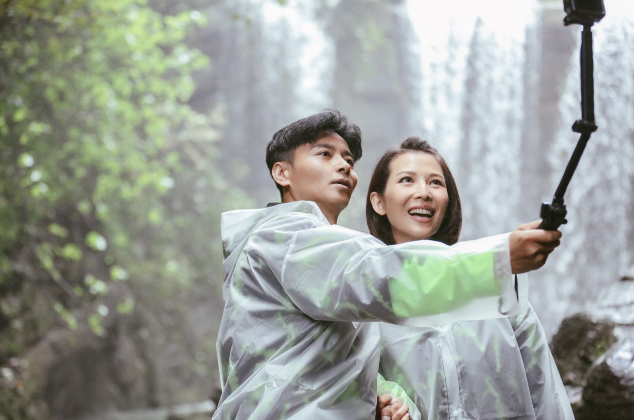 回顾演员蔡少芬嫁重庆小丈夫婚后连生三胎今一家五口其乐融融