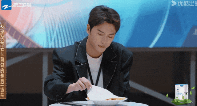 然而,在演出一场大开大合的戏份时,表情却是波澜不惊,没有任何起伏