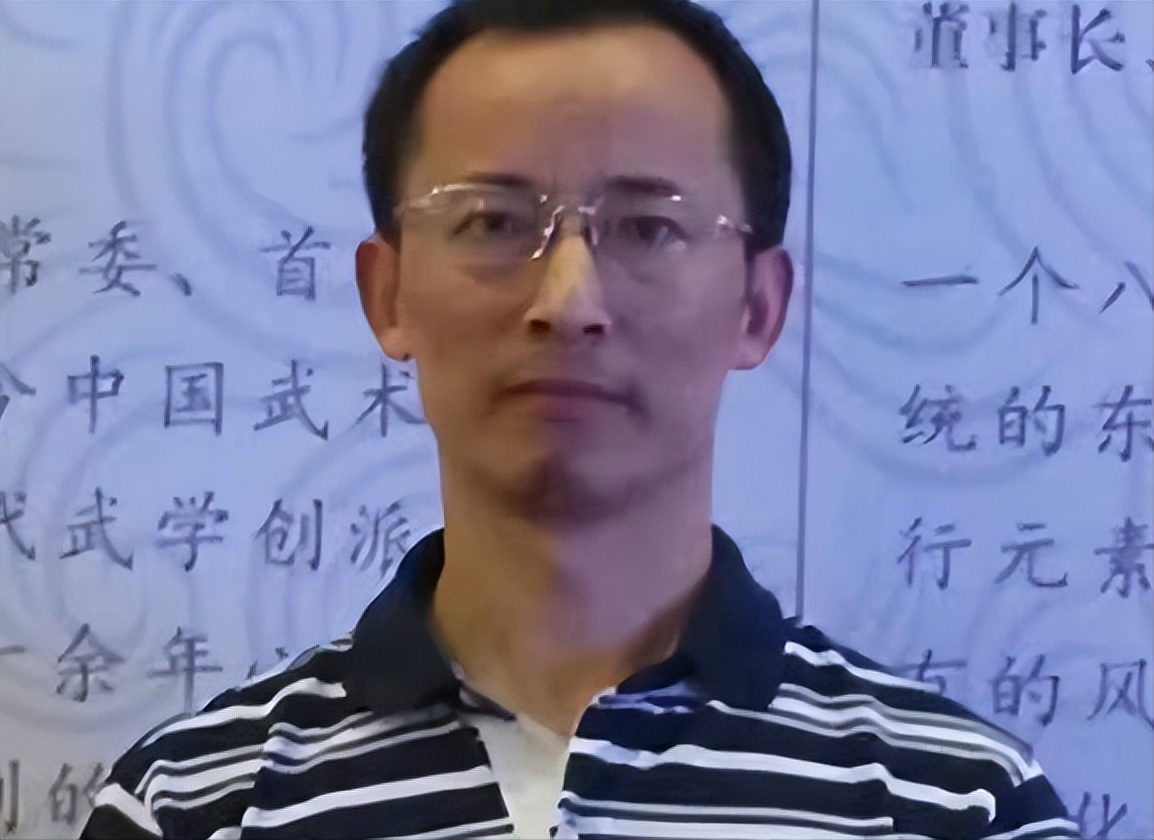 拳法名为"疯狗拳",是一种无限制格斗术,他的师傅则是来自浙江的陈鹤皋