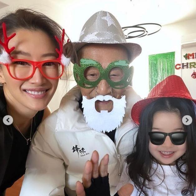 41岁谢婷婷给5岁女儿sara庆生,母女头靠在一起像一对姐妹