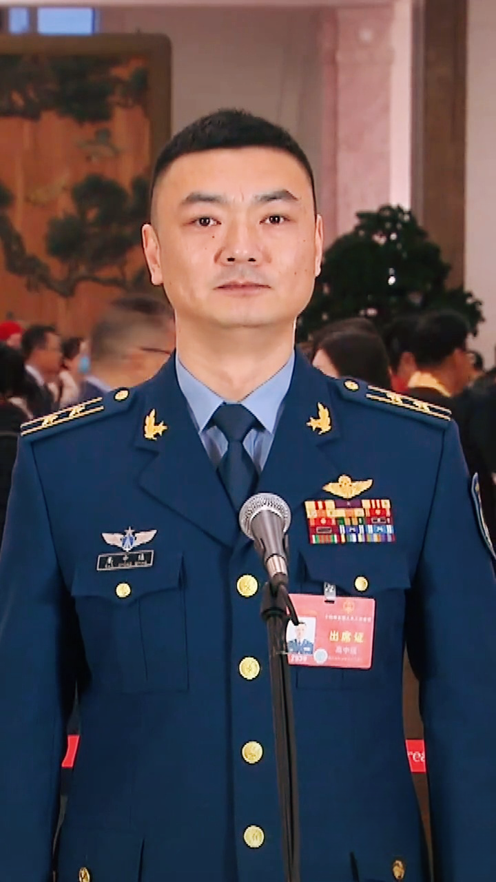 亮相两会"代表通道",这位中校是谁?