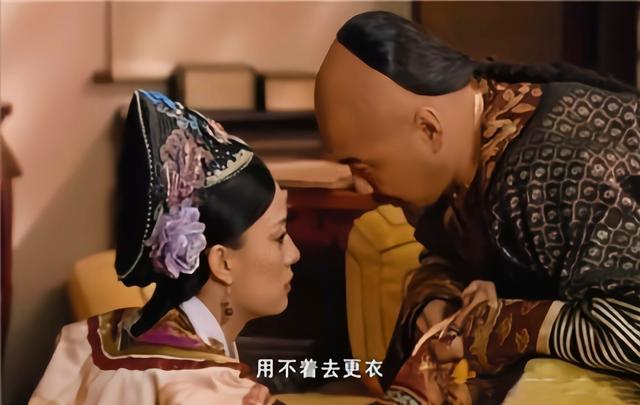 重温《甄嬛传》:才顿悟雍正赐允礼毒酒时,甄嬛说要去更衣的隐情