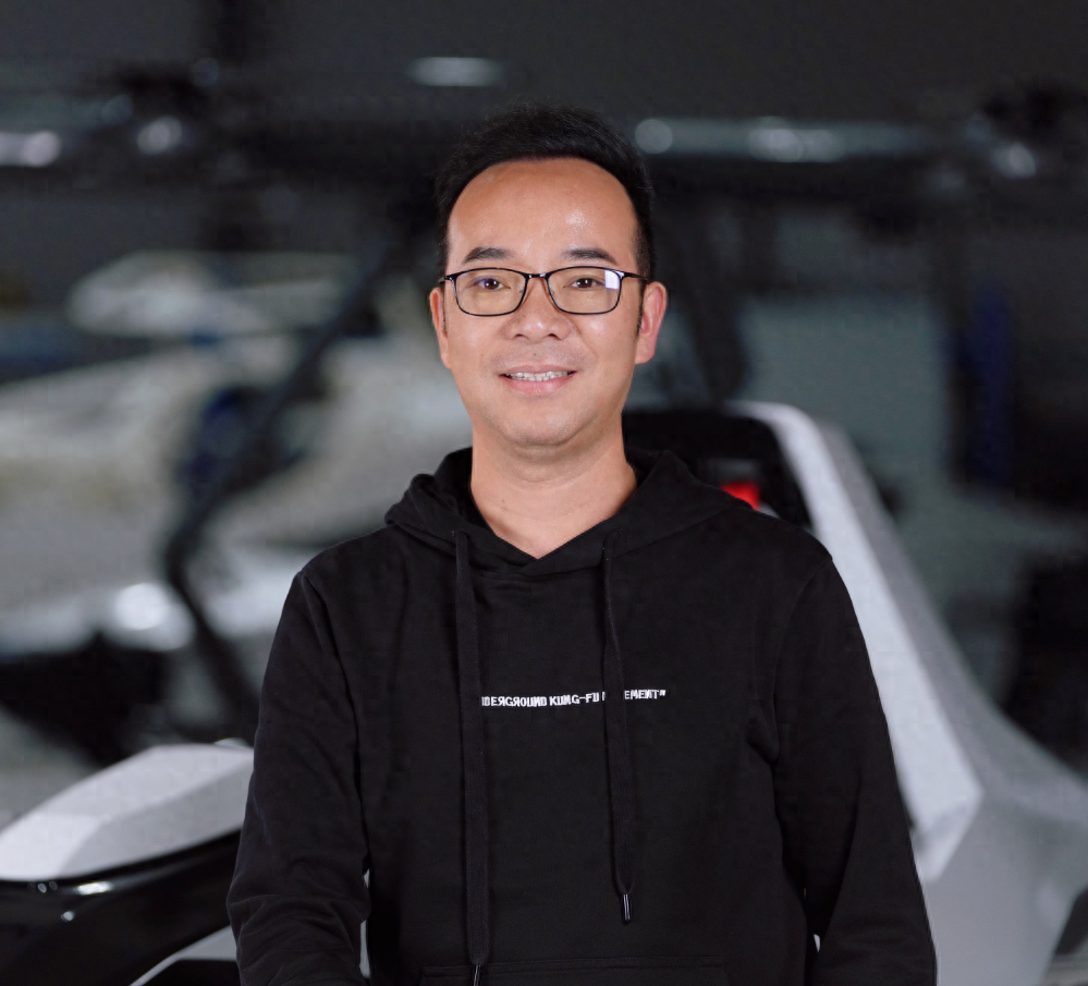 赵德力环顾四周,在确认没有危险以后,于是就发动了他胯下的这辆"飞天