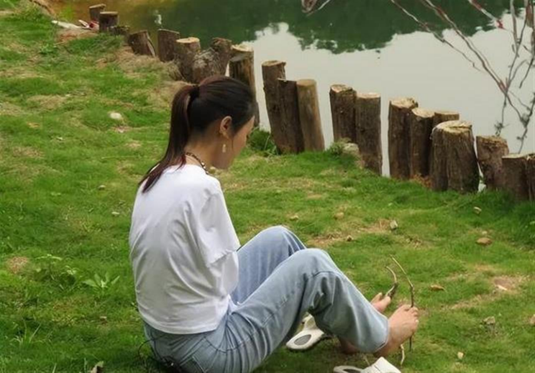 回顾无臂女孩杨佩9岁失去双臂她用脚绣十字绣如今身家千万