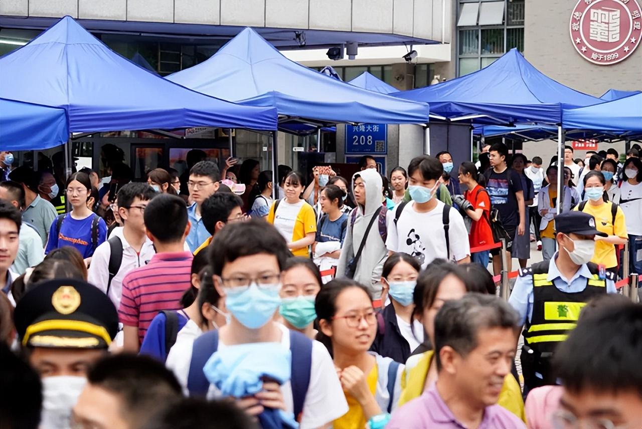 回顾当年被清北拒绝的高考状元被港大用百万奖金抢着要后来咋样