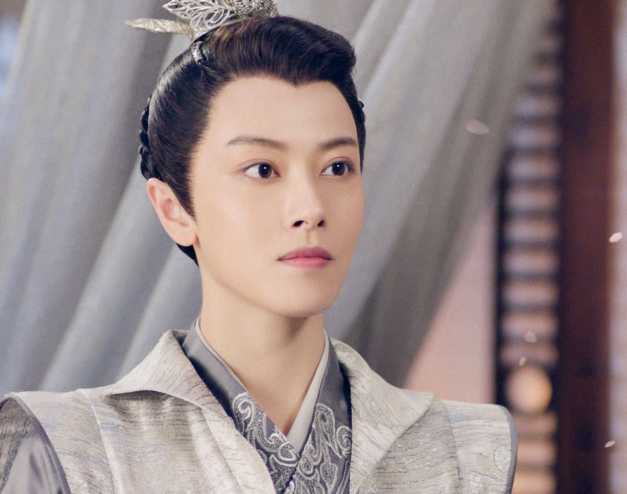 相比茅威涛的风情万种,2019年邢恩在《小女花不弃》中的女扮男装则