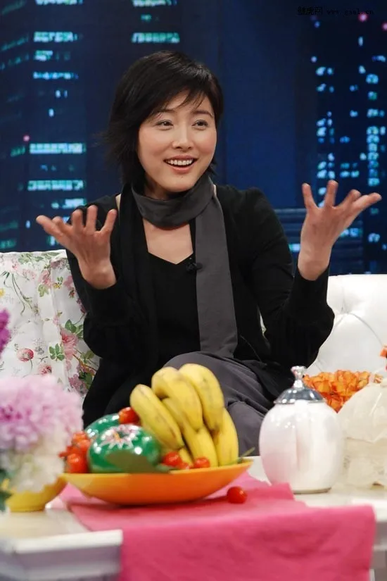 回顾演员张延嫁大5岁香港丈夫婚后生一女今女儿比她还漂亮