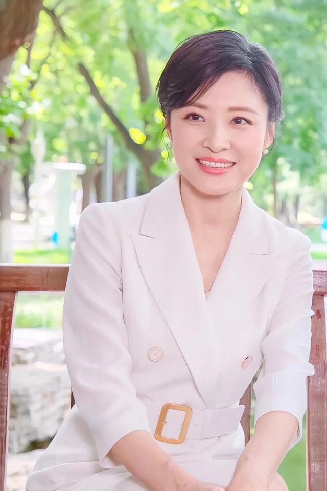 回顾央视周涛二婚嫁大8岁富豪婚后生一女今女儿比她还漂亮