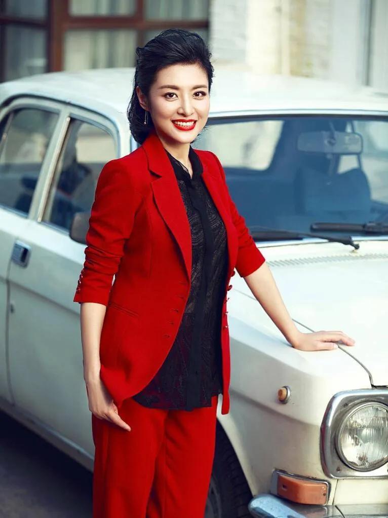 回顾央视周涛二婚嫁大8岁富豪婚后生一女今女儿比她还漂亮