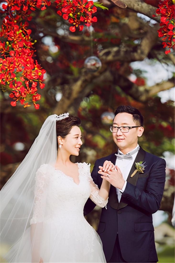 而今胡蝶和陆川结婚7年了,还有一双儿女,依然甜蜜幸福,一家四口其乐融