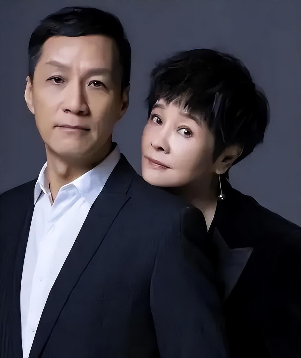 回顾著名演员冯远征娶二婚梁丹妮相携到白头60岁无儿女亦无悔