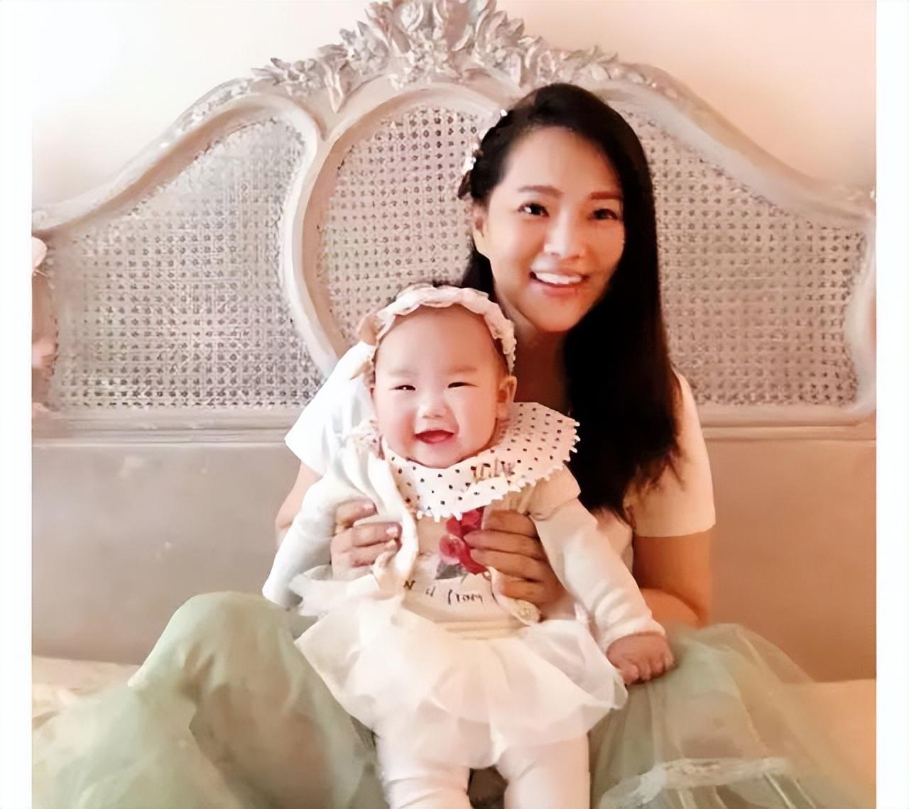 秦昊老婆跑韩国打水光针,56岁伊能静满脸针眼,感慨:真的很痛