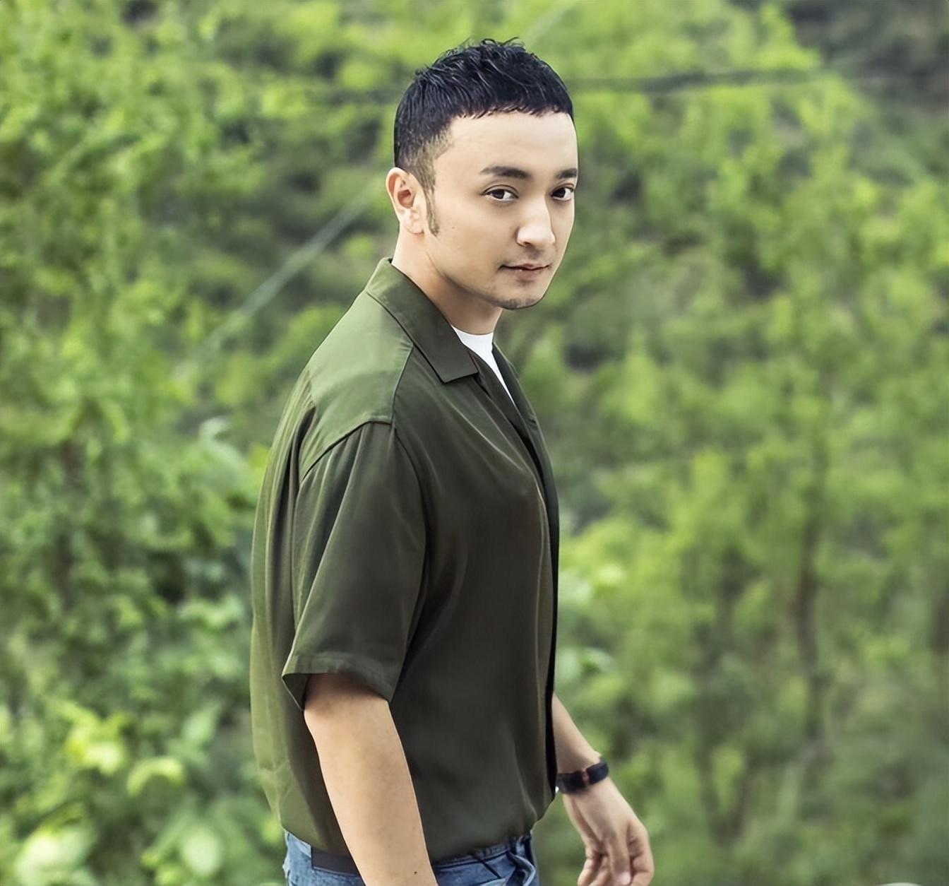 对于余秋雨的称赞,尼格买提也说道:我们新疆的主持人最大的特点,可能