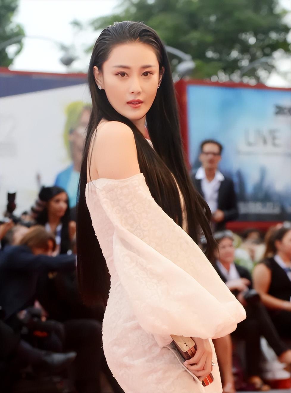 回顾演员张馨予嫁何捷当军嫂婚后生一女日子红红火火有滋味