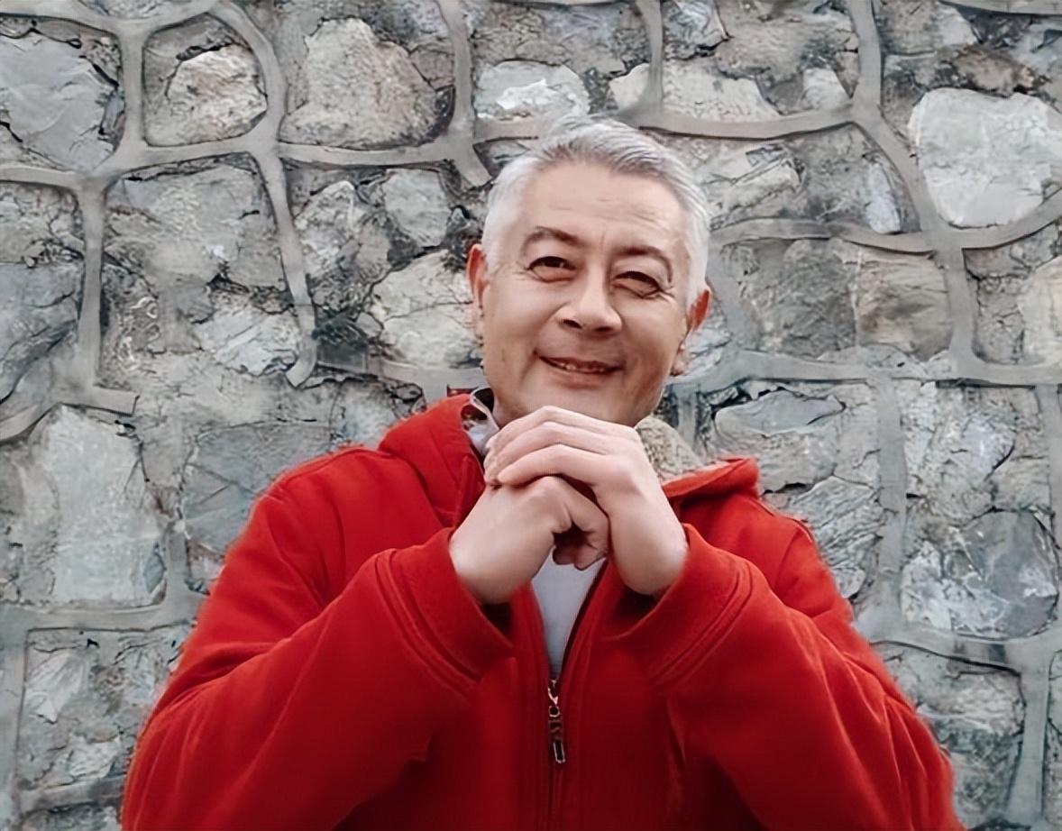 回顾老帅哥巫刚这辈子错误的决定就是没在合适年龄生个宝宝