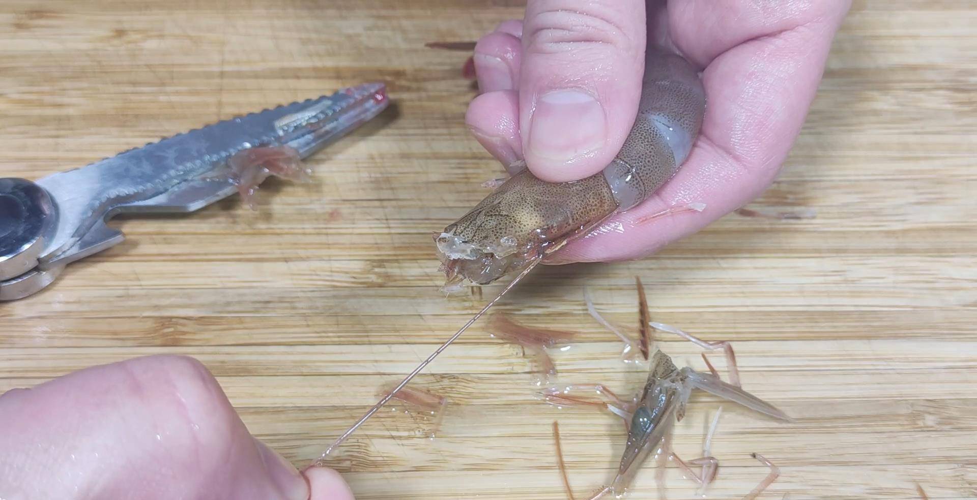 吃大虾时,到底要不要去虾线?老渔民告诉你答案,看完涨知识了