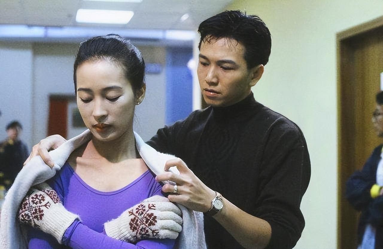 其实,在温兆伦和赵庭结婚后,也是有些难言之隐.