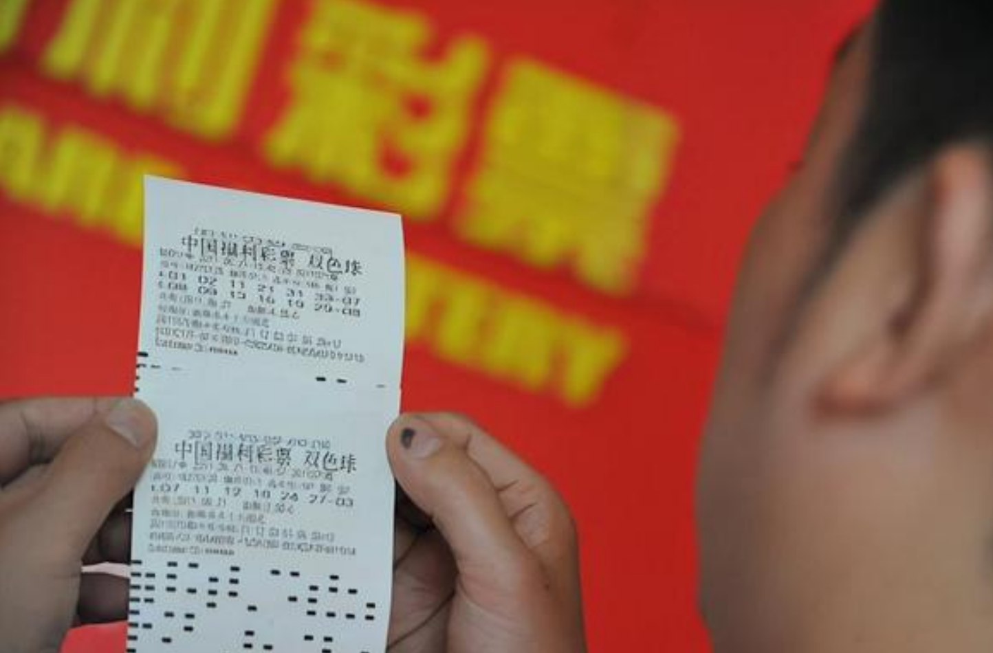 2011年浙江农村小伙中56亿双色球十年后现身中奖毁了我一生