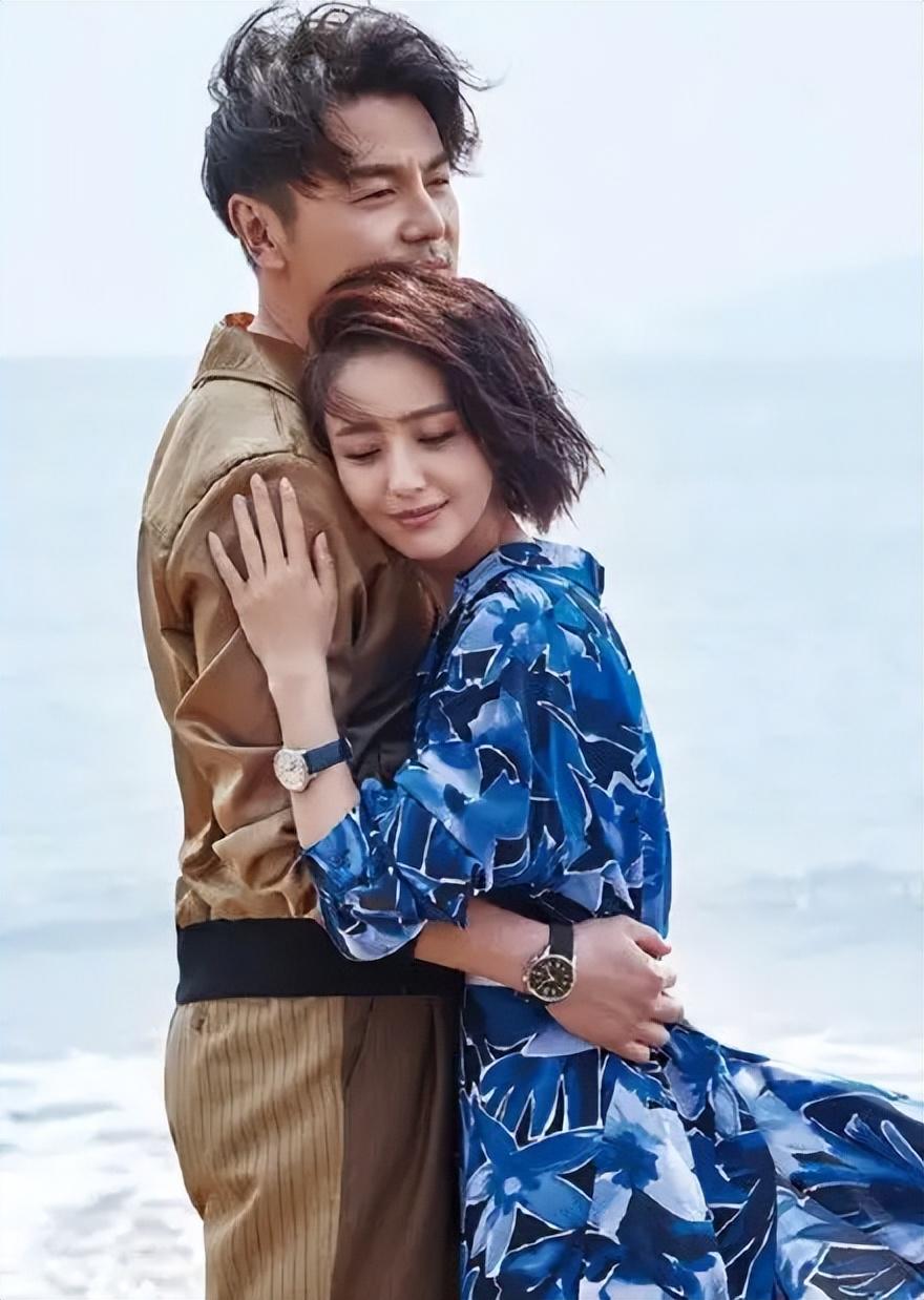 因为翟煦飞的妈妈是在20岁生下的她,所以雷佳音当女婿时,翟煦飞母亲