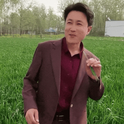 他会先假装在偷菜或做其他事情,然后突然发现被拍摄了,露出惊慌的表情