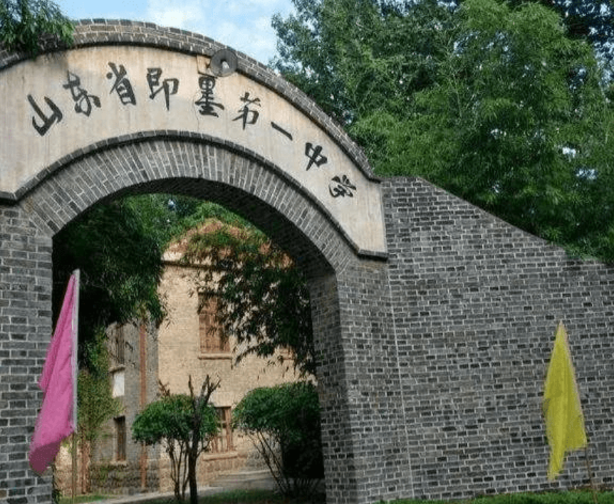 老家是山东青岛即墨,一个以即墨老酒闻名的县城.