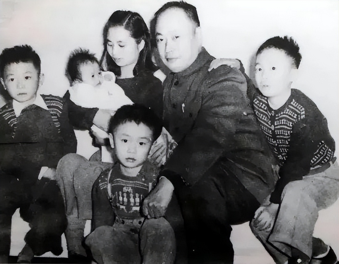 老师问陈毅之子陈丹淮:你父亲是干什么工作的?陈:他是个处长