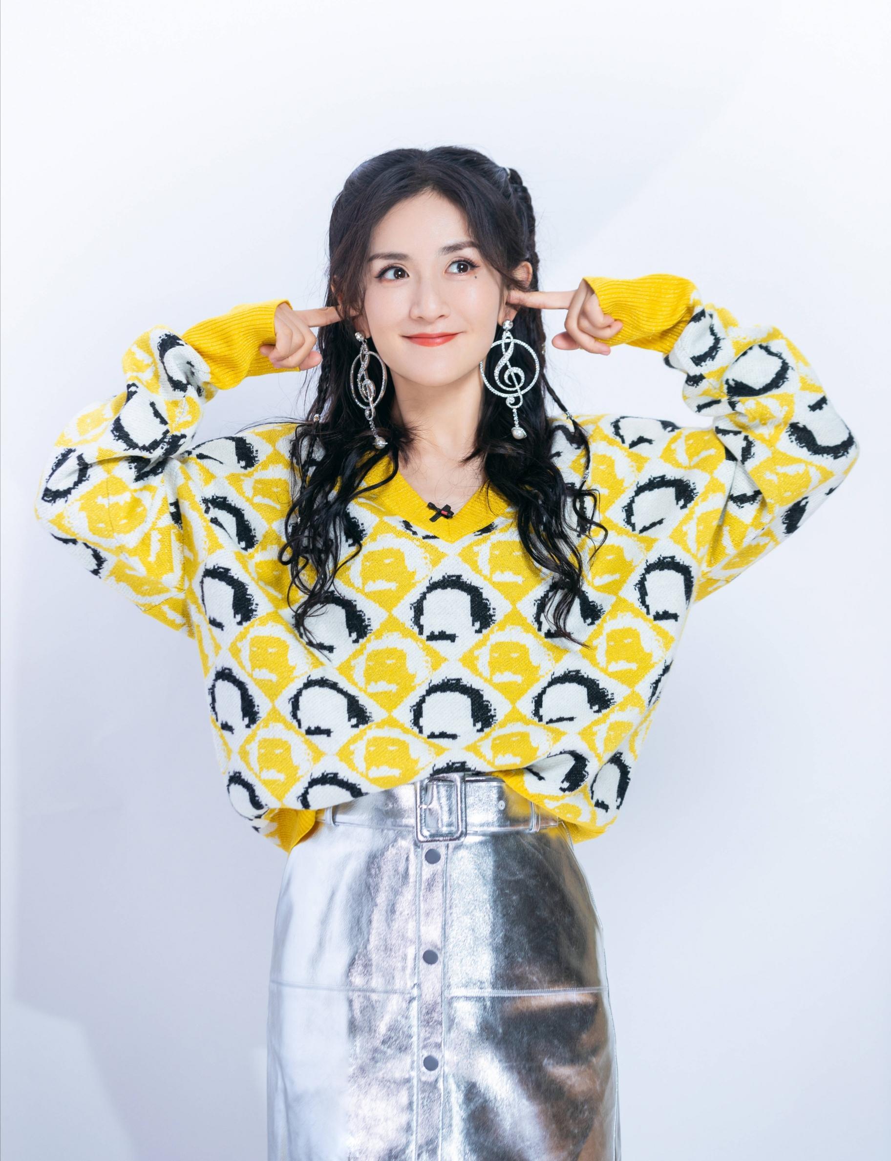 回顾谢娜嫁小1岁张杰婚后连生三娃如今一家五口其乐融融