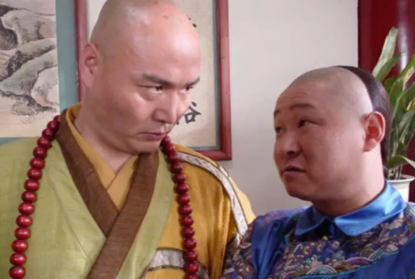 回顾:"三德子"养鸡身价上亿,却在乡下庭院喝茶,娶小15岁娇妻