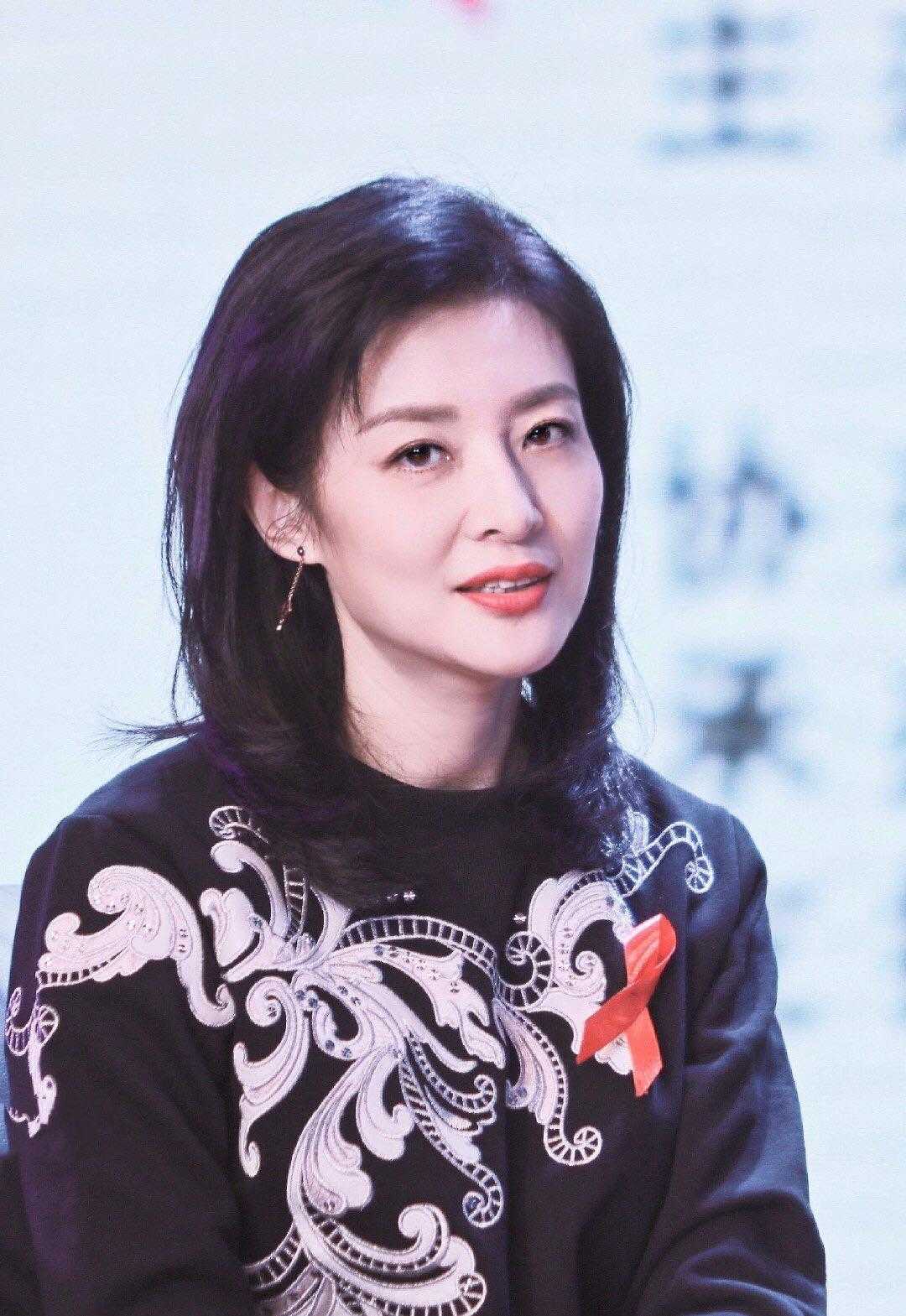 回顾央视周涛二婚嫁大8岁富豪婚后生一女今女儿比她还漂亮