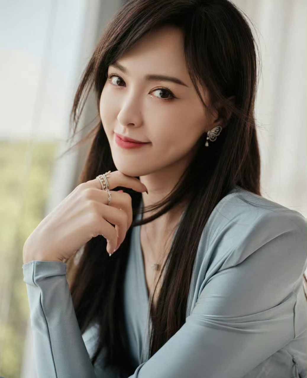 唐嫣一袭浅蓝色连衣裙,长发飘飘,身姿诱人,淡雅不失温柔 676767