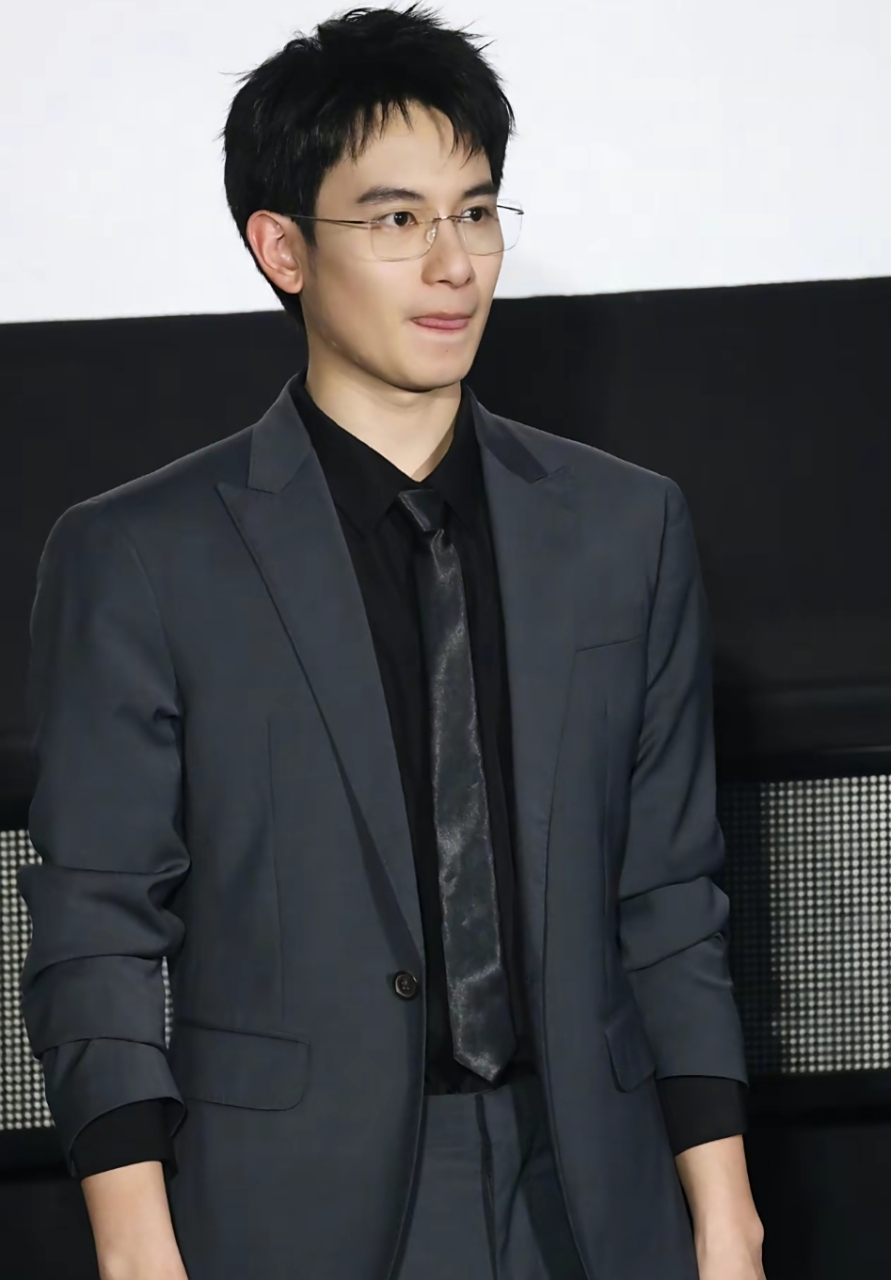 这也大变样吧,完全就是爆改人夫啊,记忆中的胡先煦还是电视剧中的"那