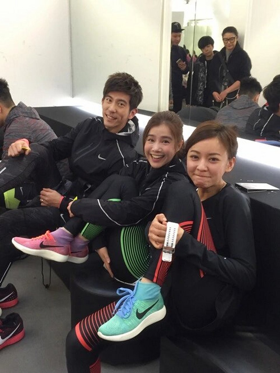 毕竟,贾静雯已经是三个孩子的妈妈,而且都已经48岁了!