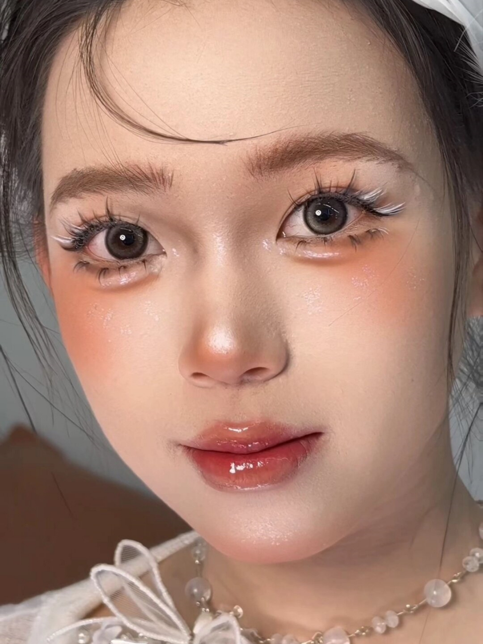 小天鹅妆容分享  9694首先,我们要选择一款浅粉色的眼影作为打