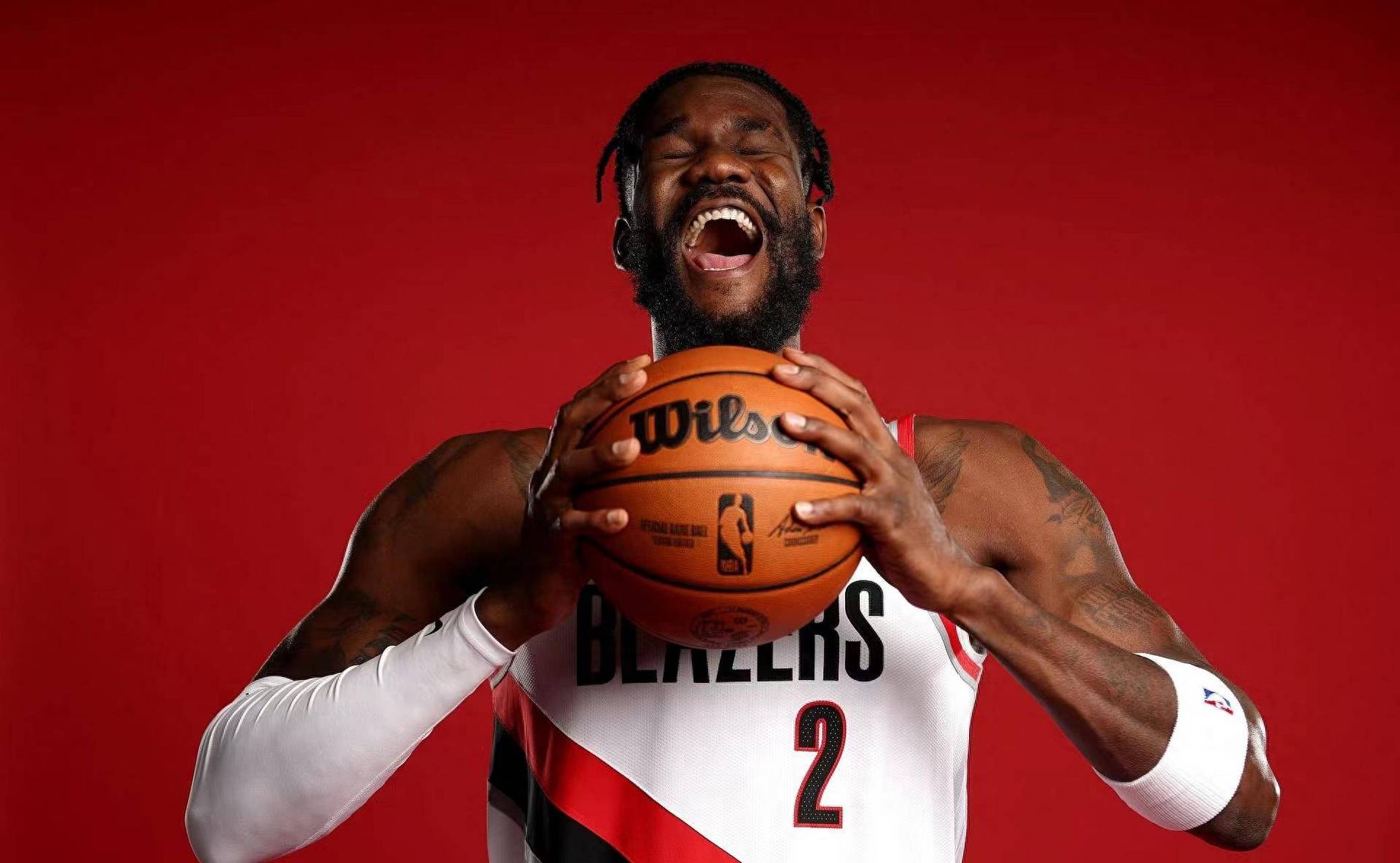 盘点本赛季进步最小球员:德安德烈·艾顿,开拓者  作为太阳为了得到