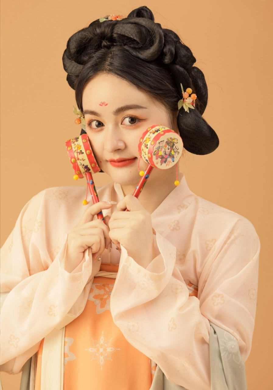 唐风汉服婚纱  唐风汉服婚纱:穿越千年的浪漫誓言💑🌸  🌸想象