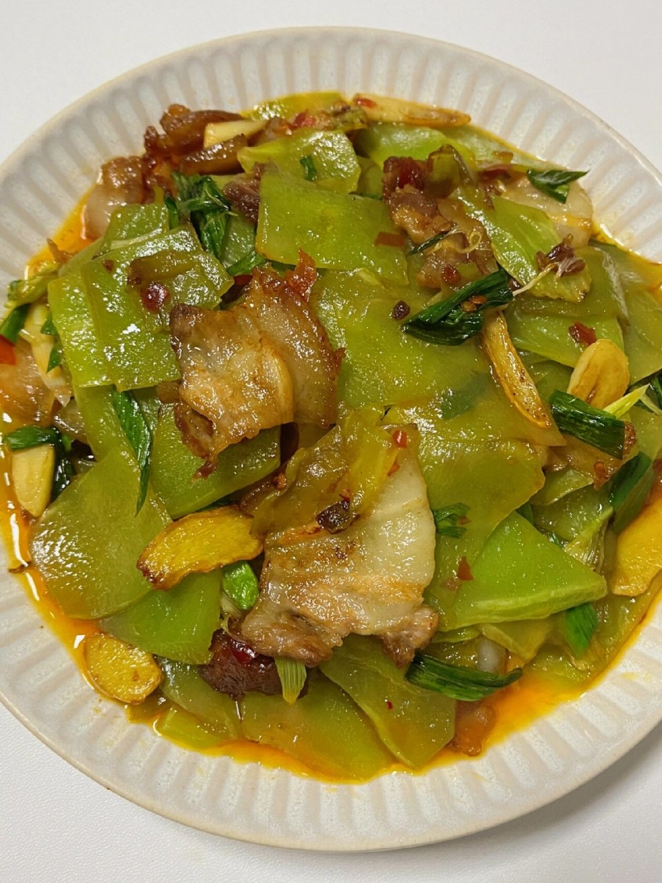 家人们,今天我要给大家分享一道超级好吃的家常菜——莴笋炒回锅肉!