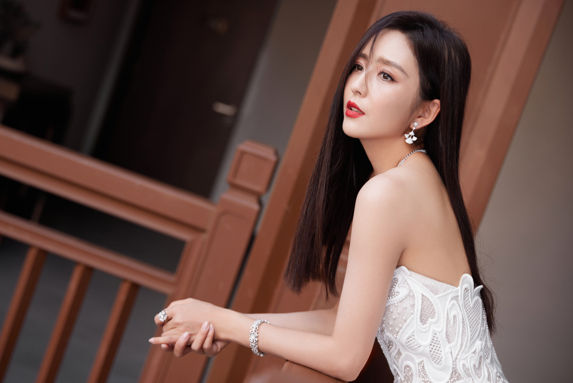 佟丽娅一袭白色蕾丝抹胸透视裙,身材纤细美背迷人,实在是太美了!