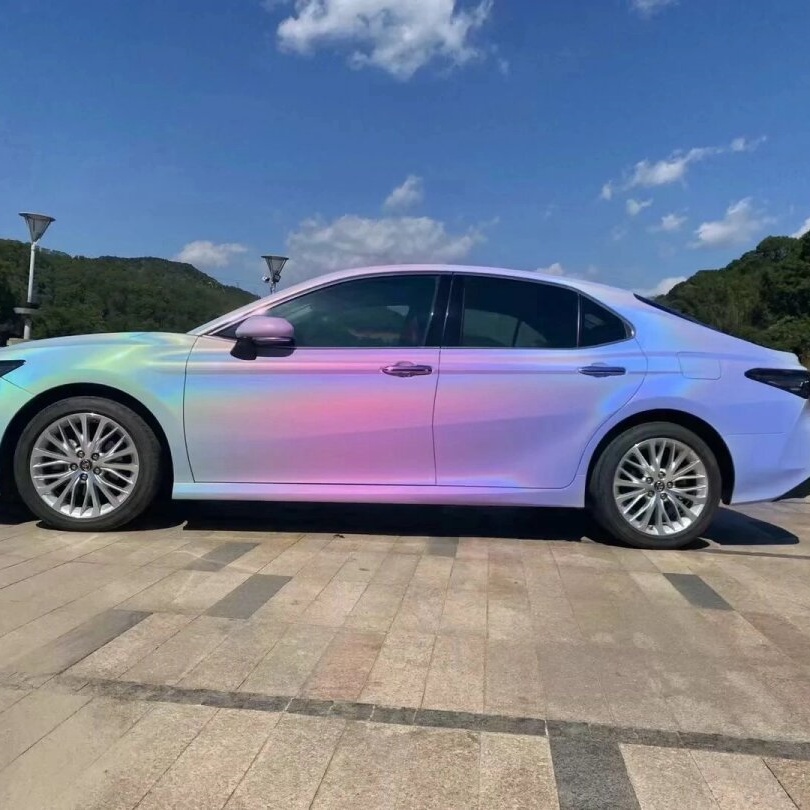 当阳光洒在这款改色汽车上,七彩镭射的渐变效果立刻