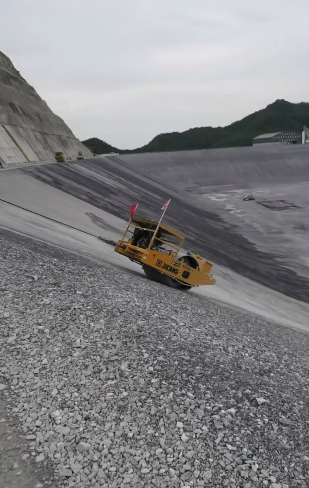 斜坡压坡机,这是我们劳动人民智慧的结晶,在基础设施建设领域,中国无