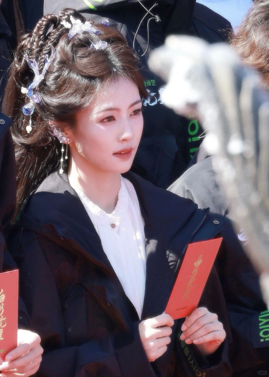 白鹿新剧造型路透曝光  在这个星光熠熠的内娱圈里,有一位女演员凭借