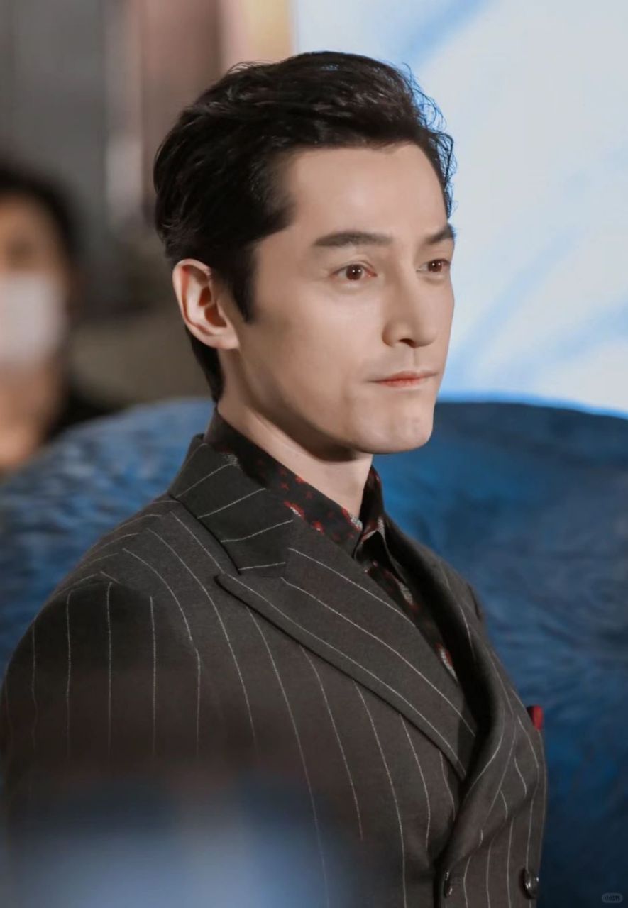 胡歌脸型揭秘:完美与瑕疵共存  胡歌的长相真的是让人印象深刻,他那略