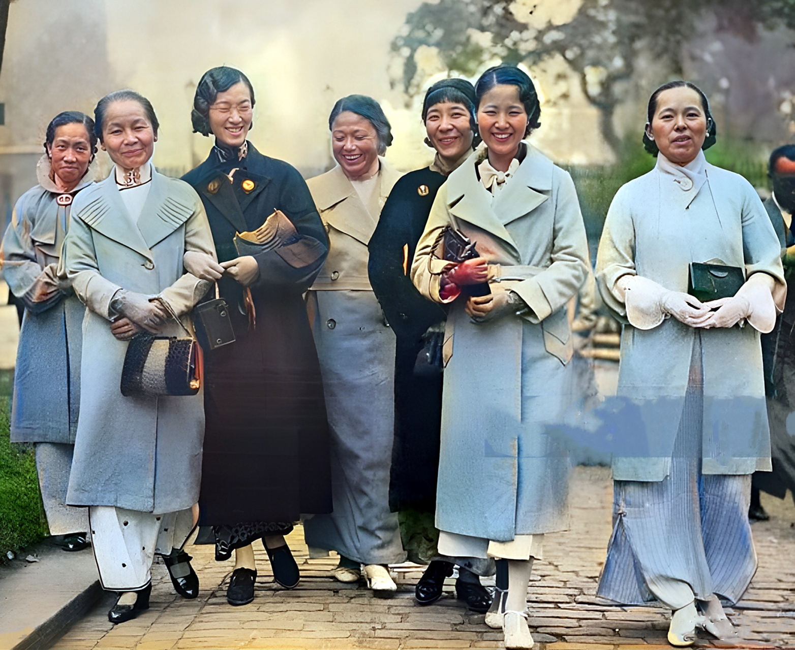 她们烫着卷发,内穿旗袍,外套大衣,脚穿皮鞋,戴着