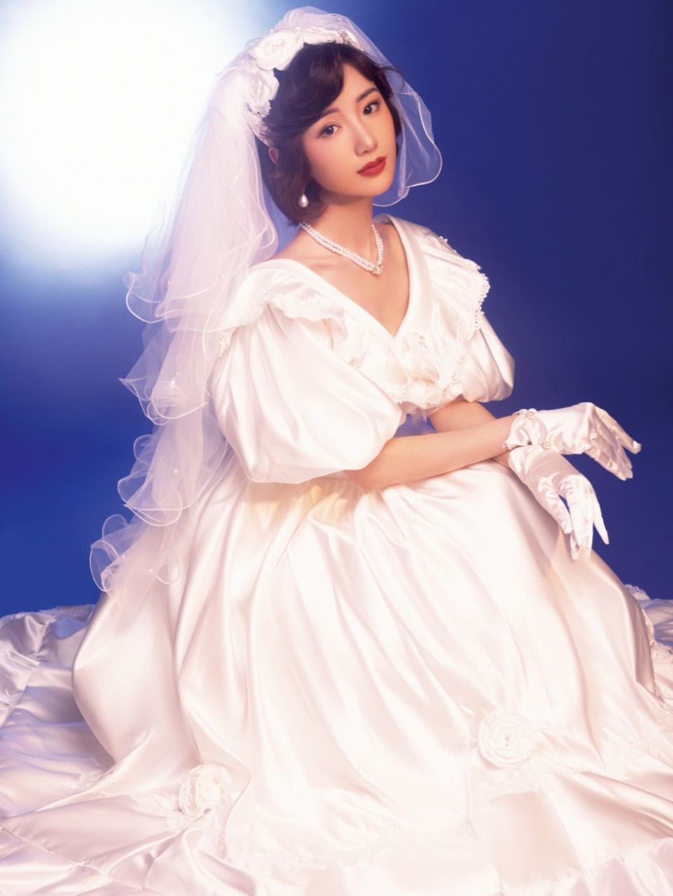 当看到毛晓彤分享的乔三丽的婚纱照时,仿佛被带回到了那个充满复古