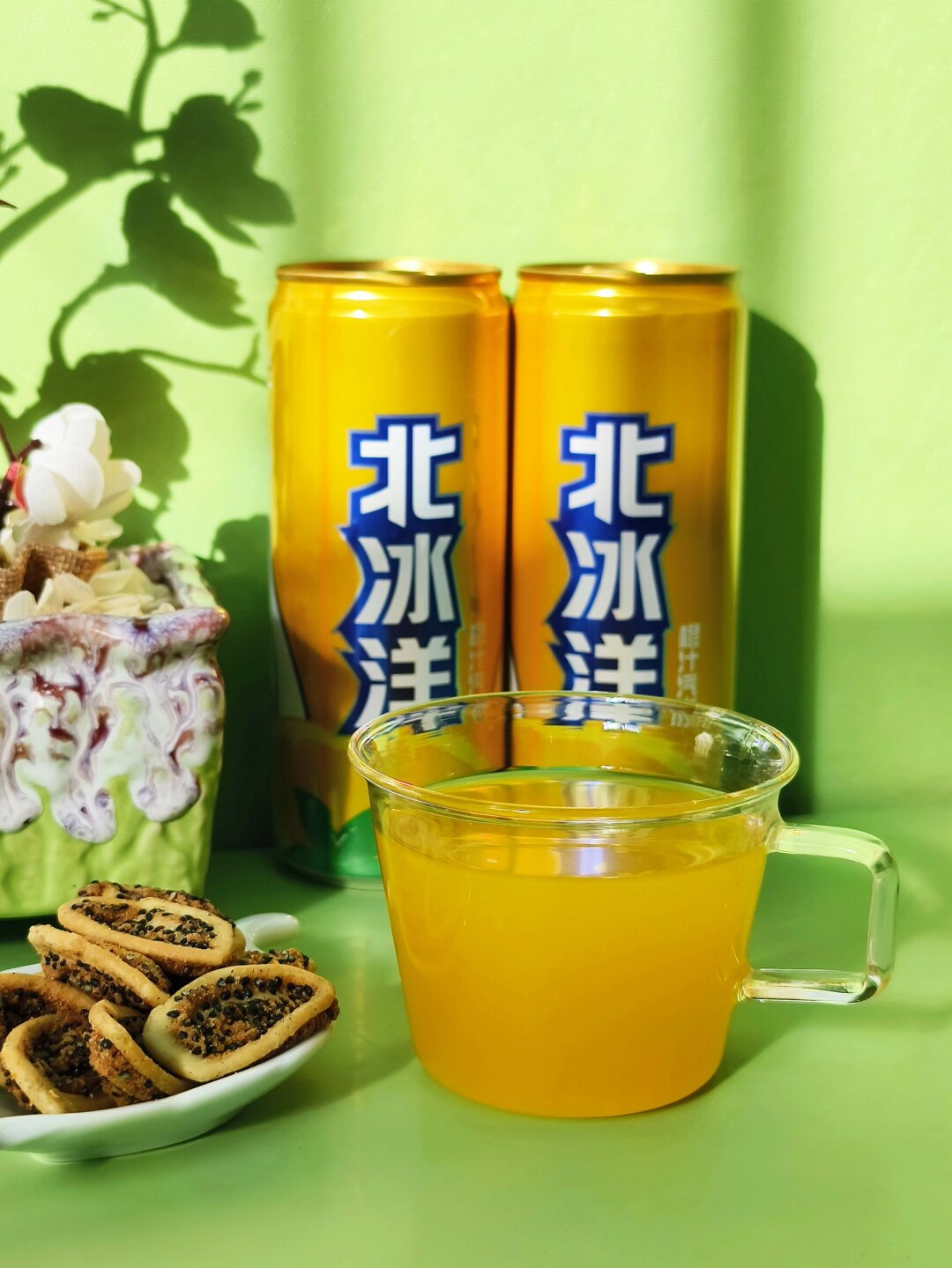 断舍离之后,我拿出自己珍藏的北冰洋橙汁汽水和美味的点心,准备犒劳