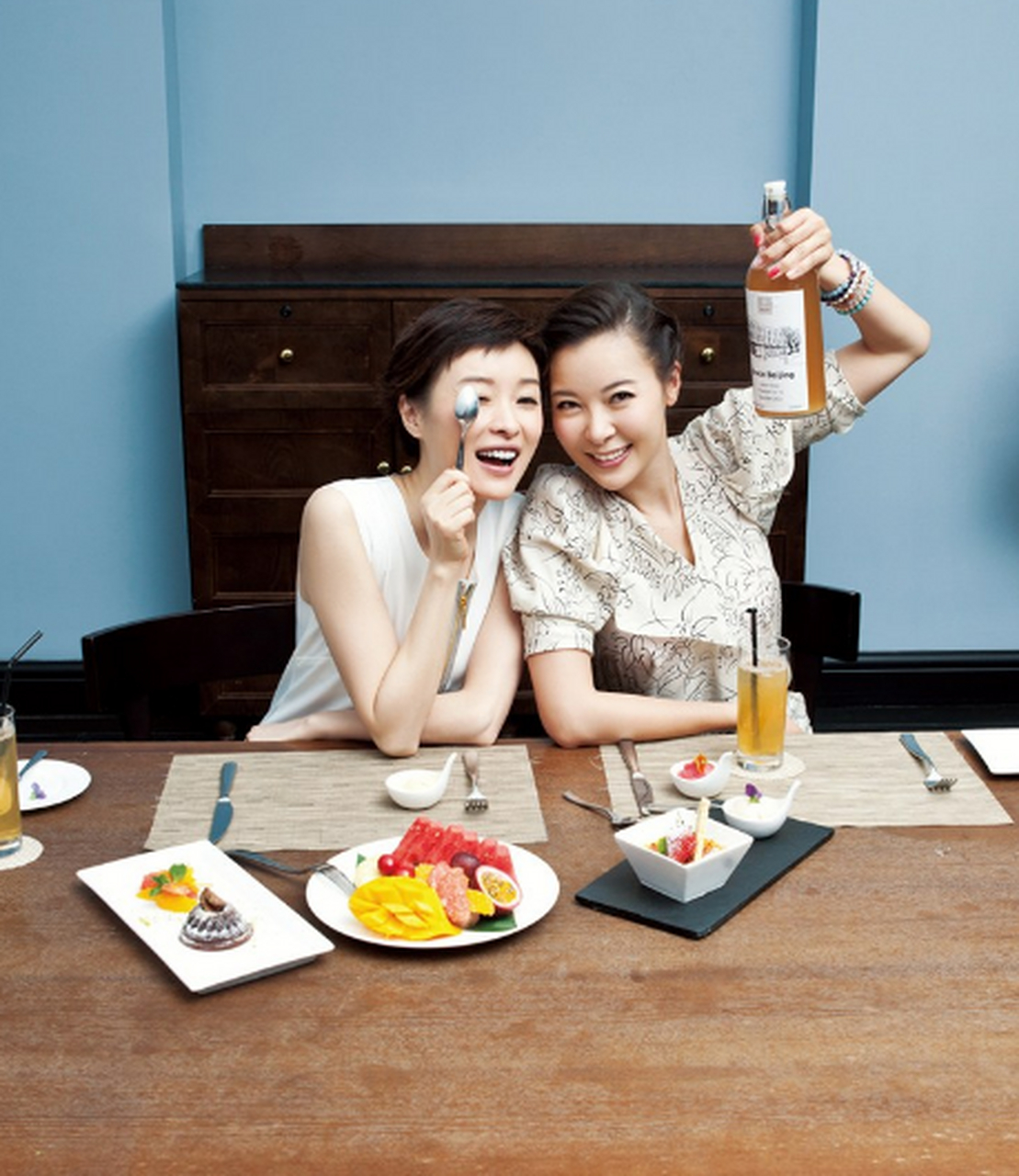 吴越和柯蓝这对好姐妹,一直主张不结婚,已经迈入不惑之年,无法再生育