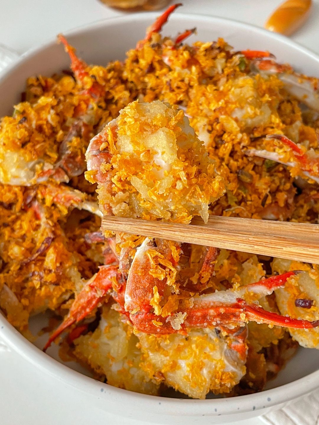 这不是我在寻找的港式美味吗?避风塘炒蟹,一听名字就让人口水直流!