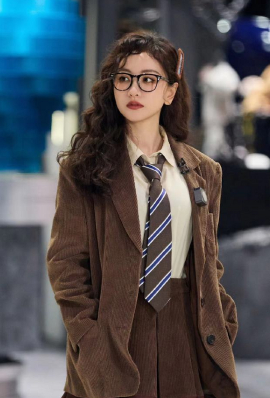 穿西装的侦探杨蓉