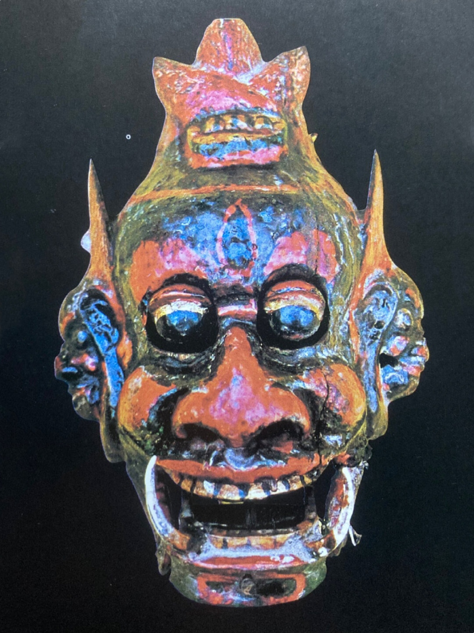 山王傩面具人物  山王,那位神秘而威严的山神,正是盘古的化身.